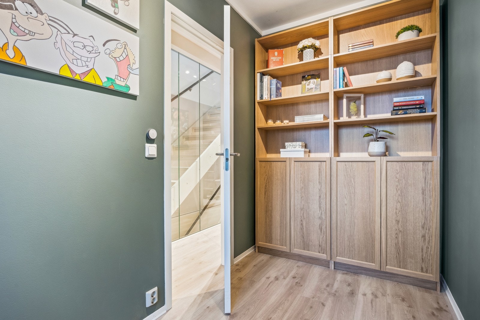 Alle soverom varmes opp av fjernvarme via radiatorer. Galleribilde