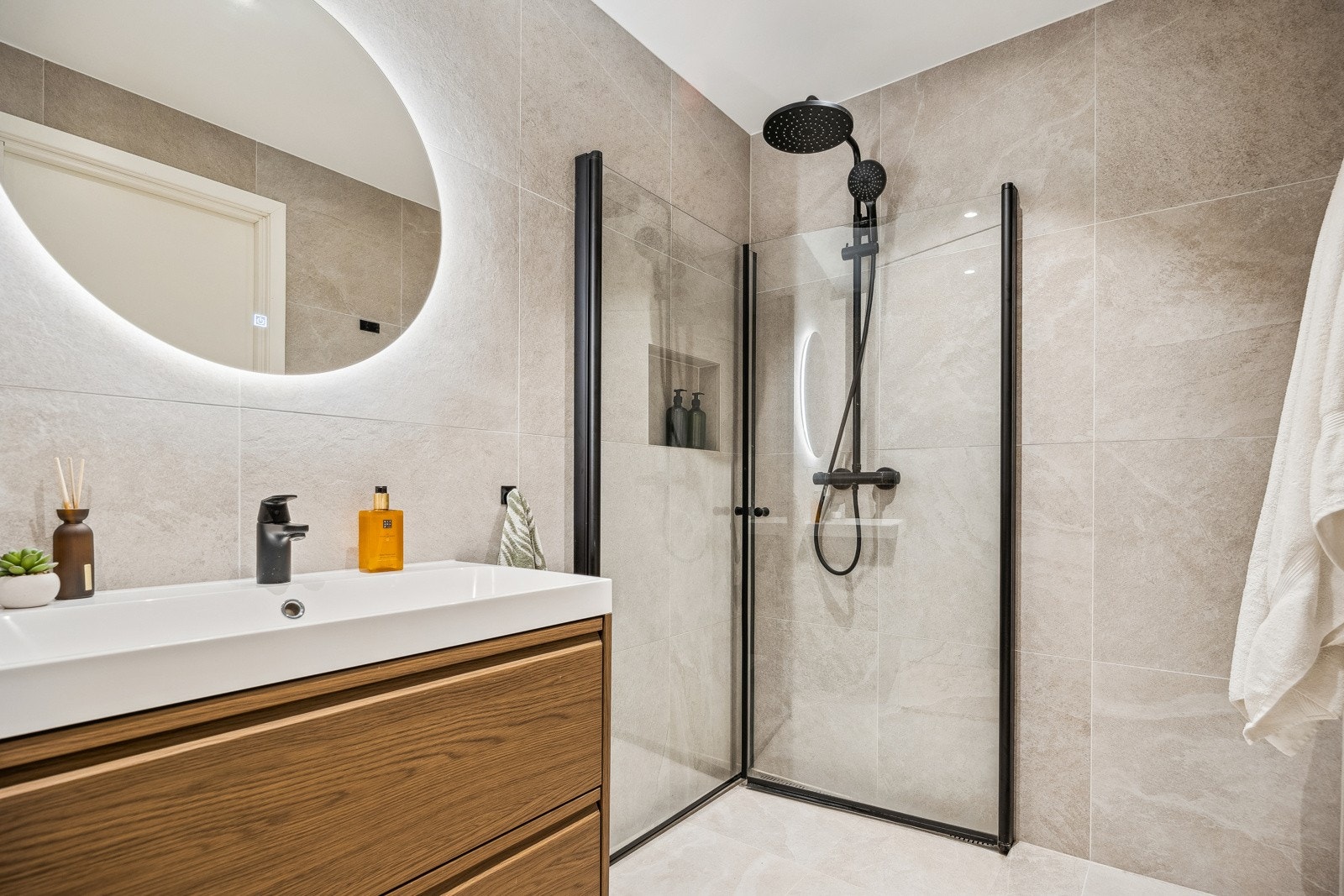 Her får man dusj med takdusj og innfellbare dører som frigjør plass på gulvet. Den stilrene veggnisjen til baderommet kan brukes for oppbevaring av såper, eller som nisje i veggen for pynt. Galleribilde