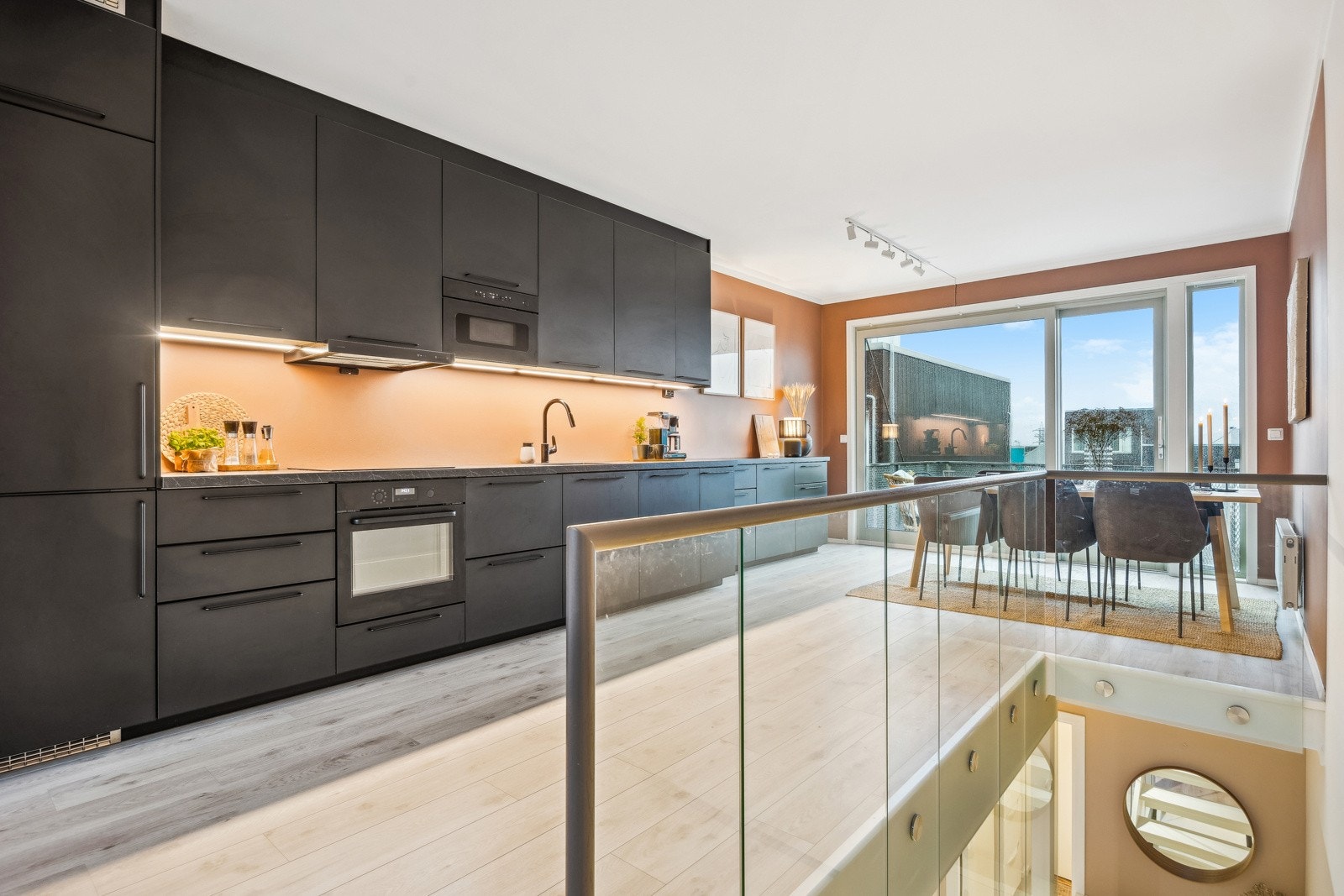 Kjøkkenet, som var nytt i 2021, har et smakfullt og tidsmessig design med gode arbeidsflater, praktiske løsninger og rikelig med oppbevaringsplass. Galleribilde