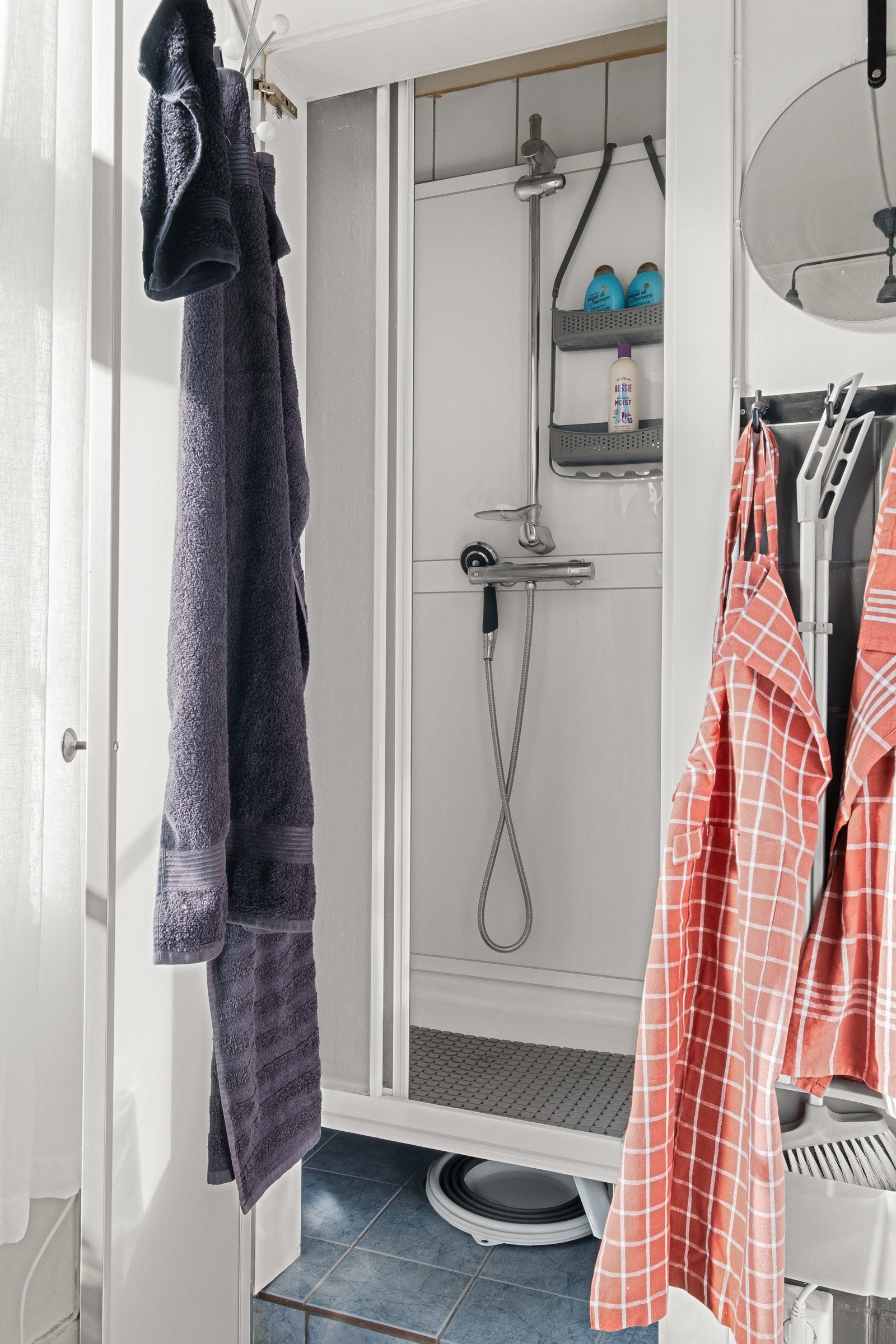 I et rom tilknyttet kjøkkenet er det montert dusjkabinett. Galleribilde