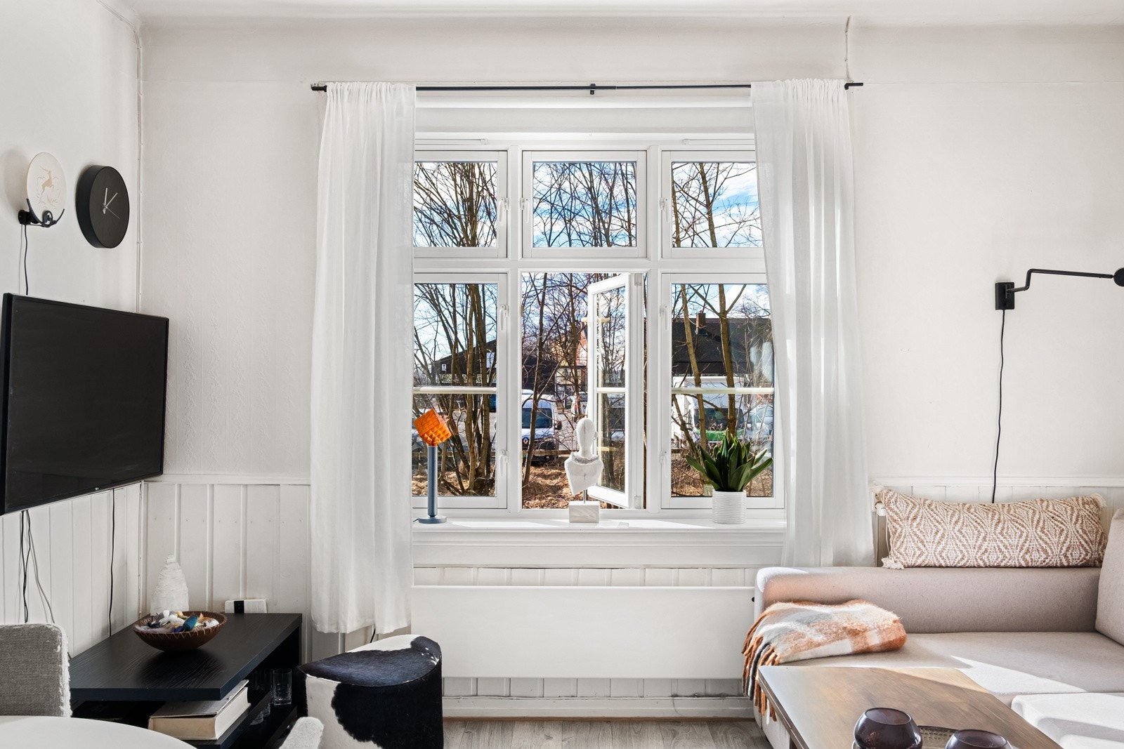 Det er gode vindusflater i boligen, som slipper inn rikelig med naturlig dagslys. Galleribilde