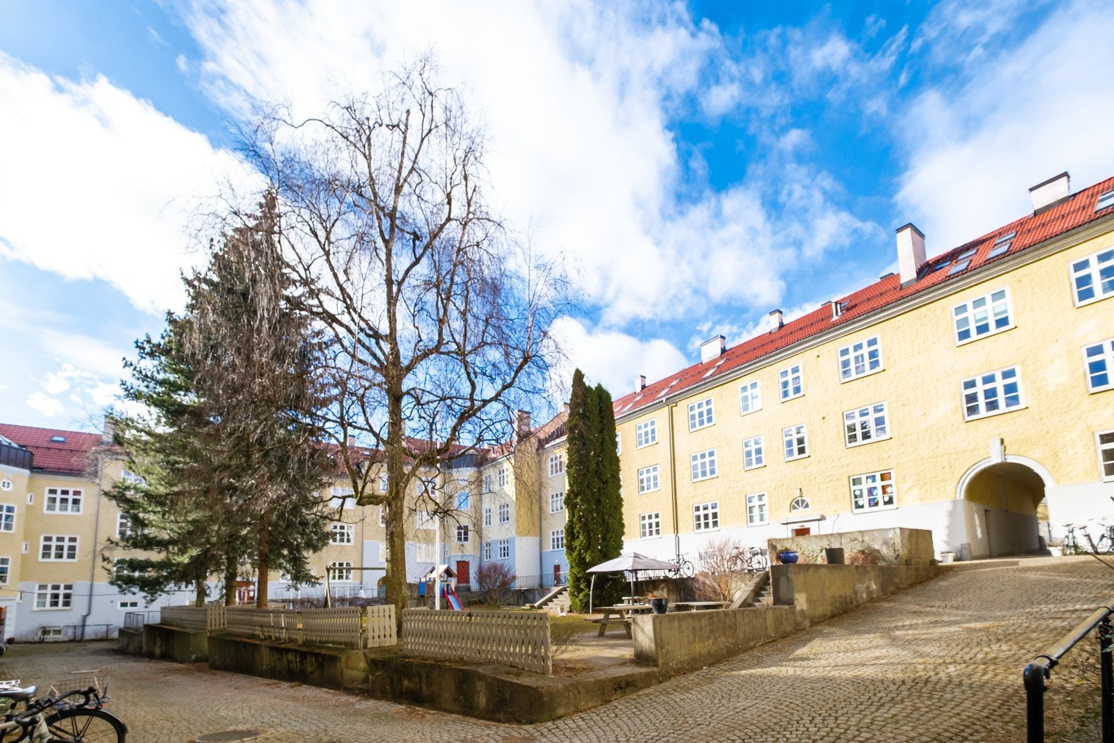 Det nydelige gårdsrommet legger til rette for et godt "uteliv" i den varme årstiden. Galleribilde