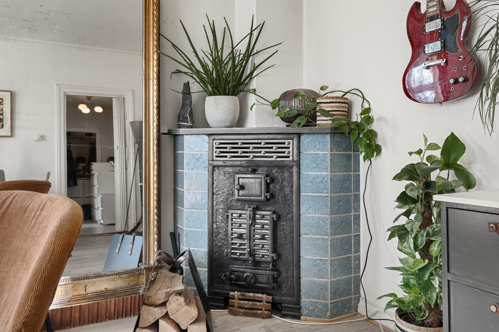 Det er en kamin i stuen, som gir god varme fra vedfyring på de kalde dagene. Galleribilde