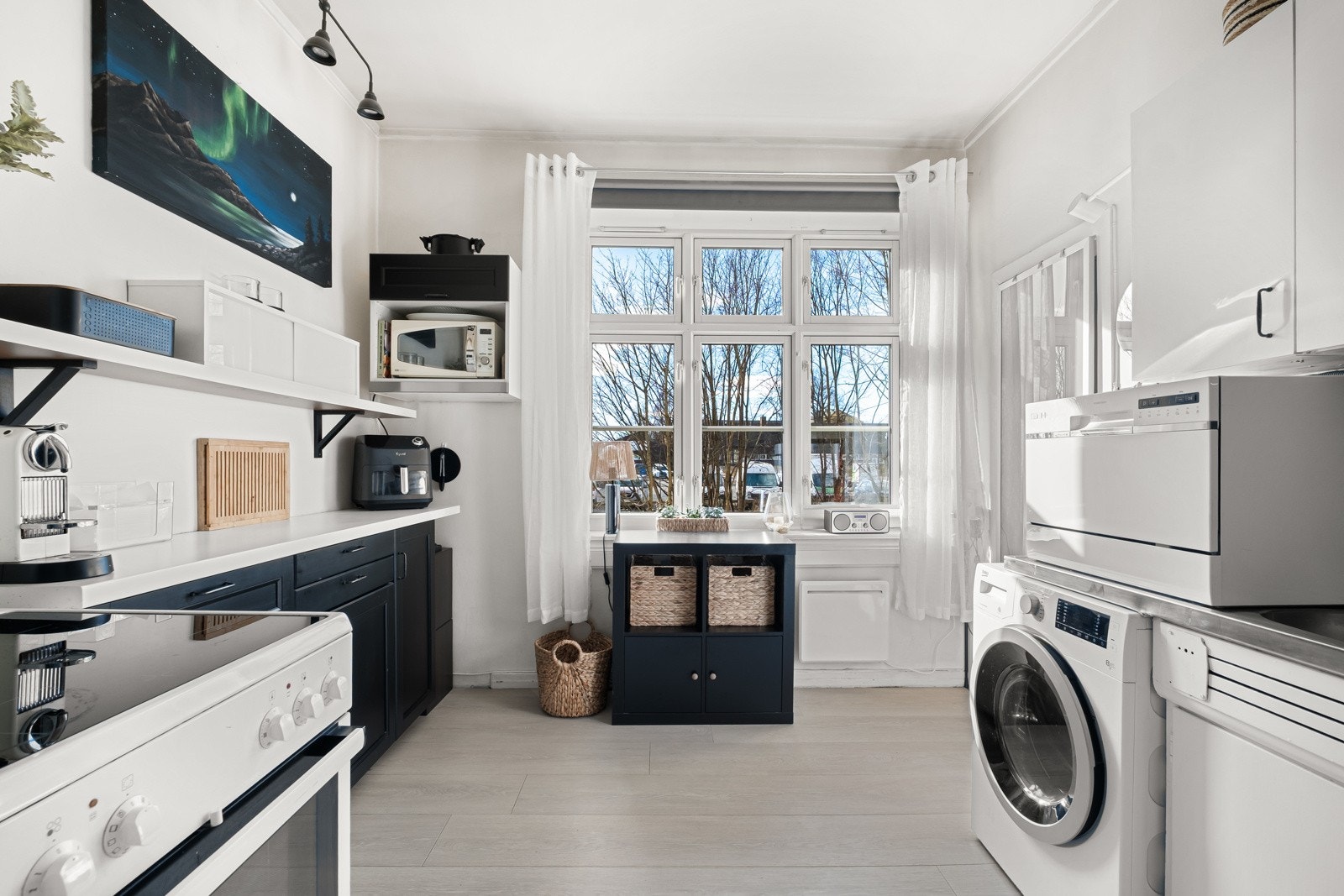 Dagens kjøkken kan flyttes til stuen, slik at det kan etableres soverom der kjøkkenet er i dag. Ombygging forutsetter godkjenning fra styret og PBE. Galleribilde