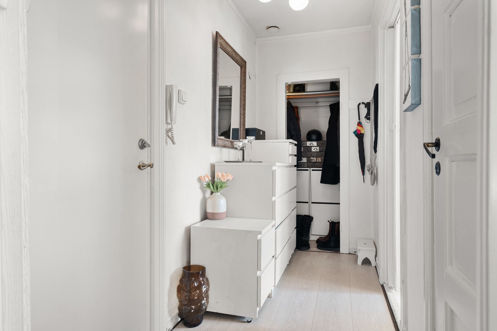 Inngangspartiet har god plass til oppheng av klær og plassering av sko. Galleribilde