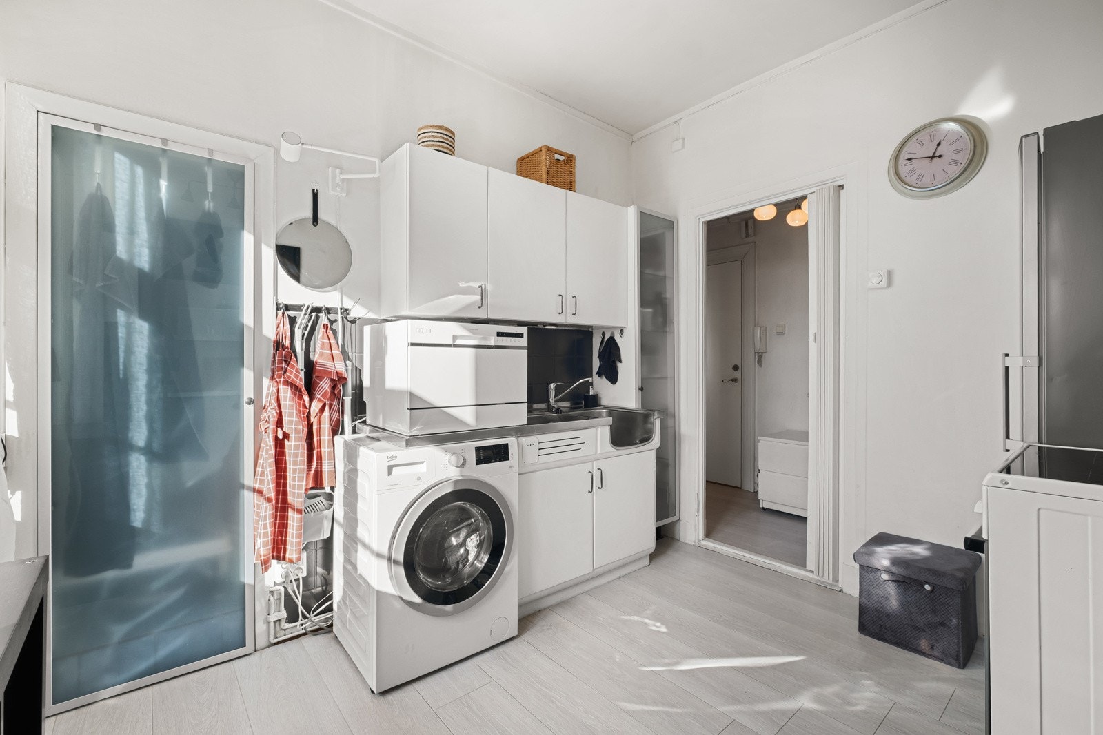 Det er montert vaskemaskin på kjøkkenet. Det er også fellesvaskeri i sameiet. Galleribilde