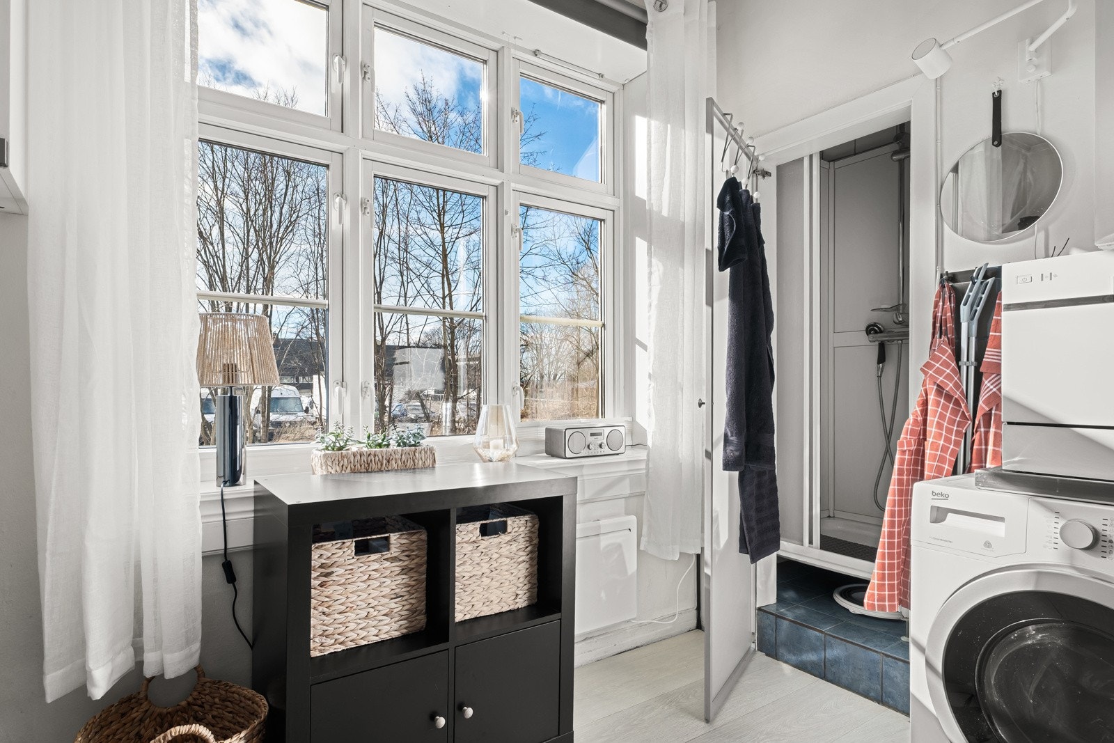 Boligen vender mot syd, og har godt med sollys fra ca. 10:00 til ca. 21:00. Galleribilde