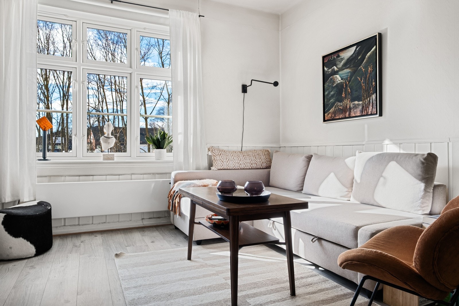 Fra stuen er det fint utsyn mot grøntarealer. Galleribilde