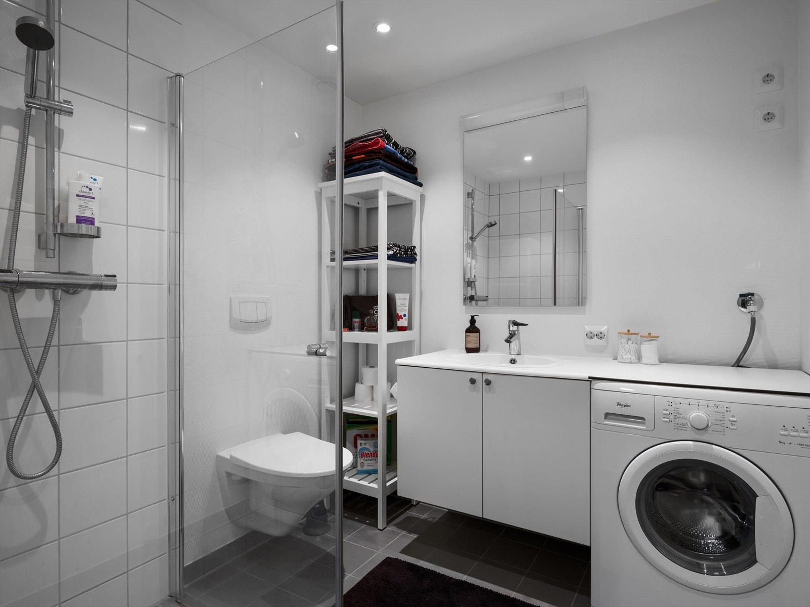 Badet er utstyrt med servant, dusjhjørne, vegghengt toalett samt spotter i tak som gir en ekstra god belysning. Galleribilde