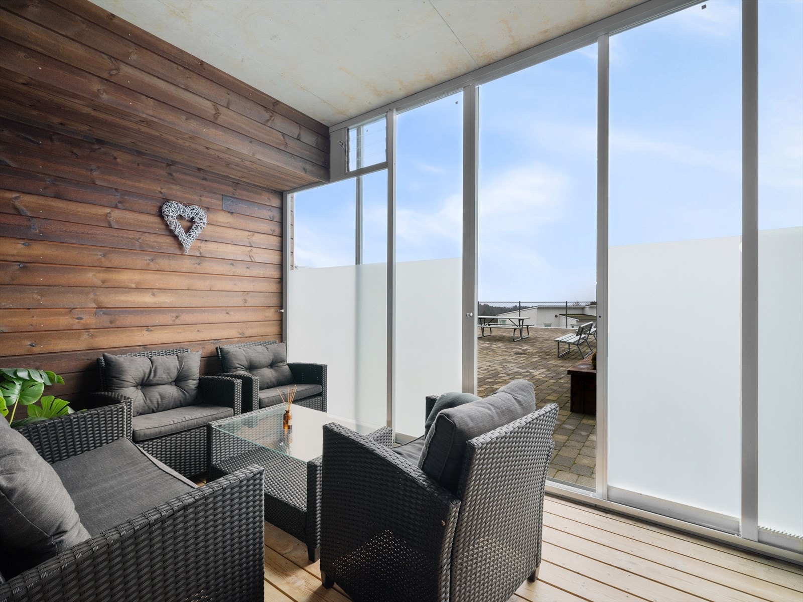 Romslig innglasset terrasse med plass til flere sittesoner, samt grill. Galleribilde