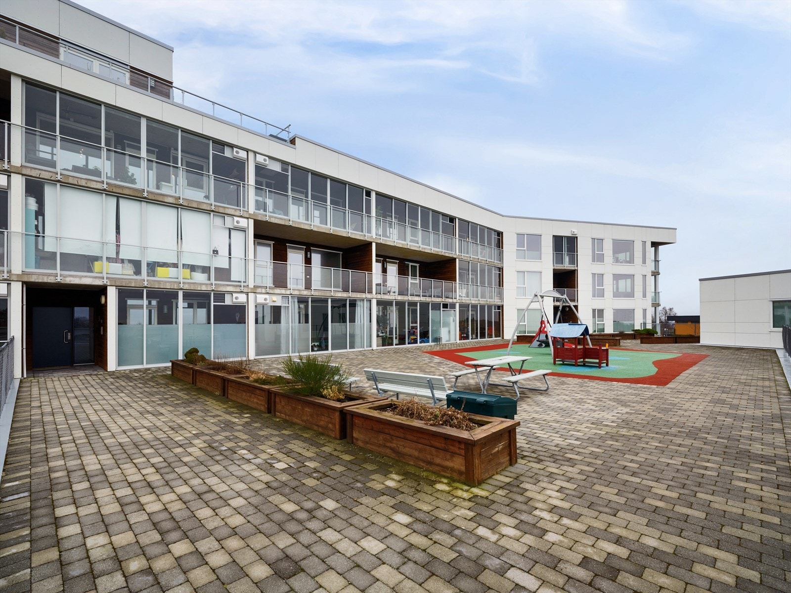 Moderne leilighetskompleks med romslig opparbeidet fellesområde og lekeplass. Attraktiv beliggenhet med nærhet til fasiliteter. Galleribilde