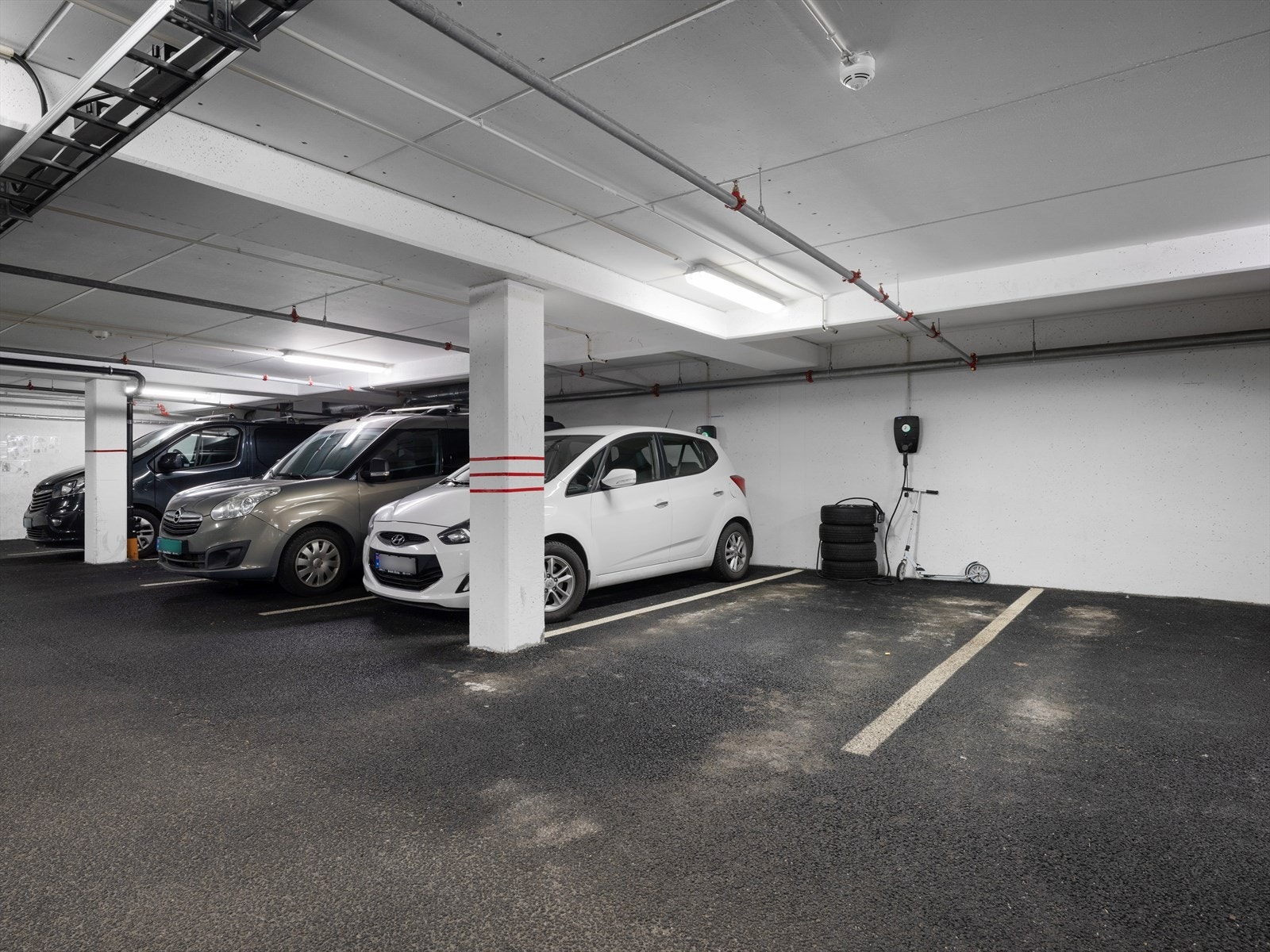 Fast parkering i lukket garasjeanlegg. Galleribilde