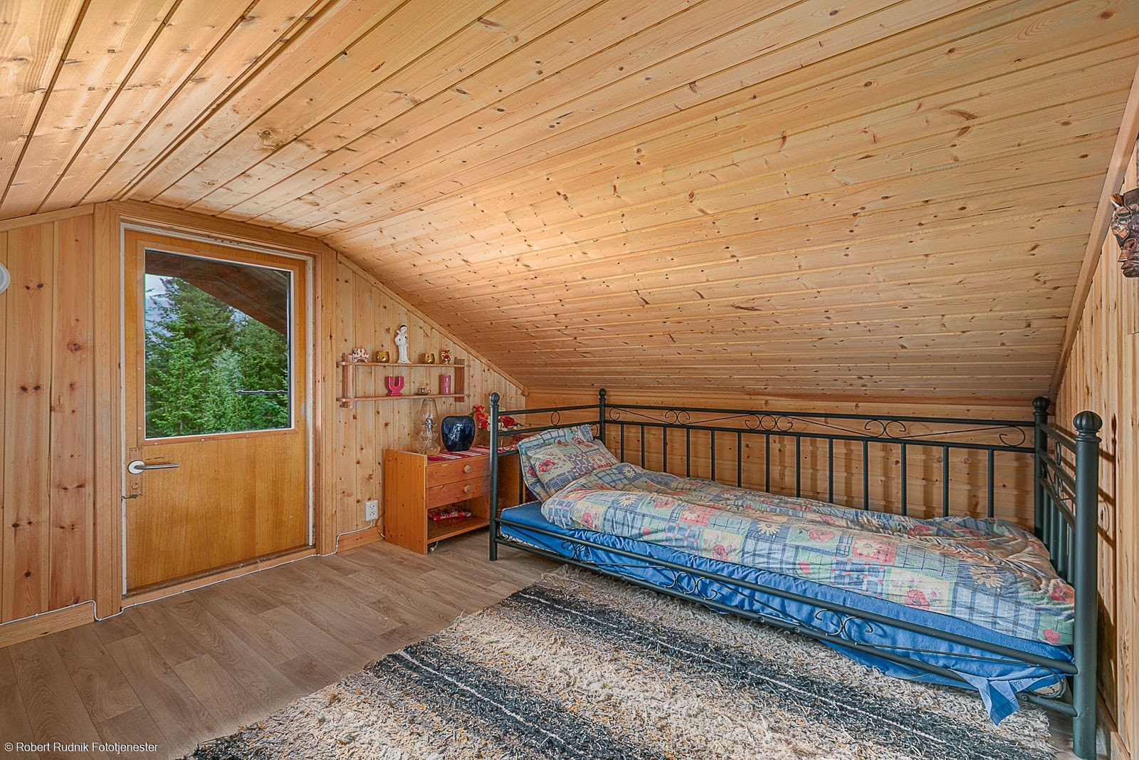 Fra hemsen er det verandadør med utgang til lufteveranda. Galleribilde