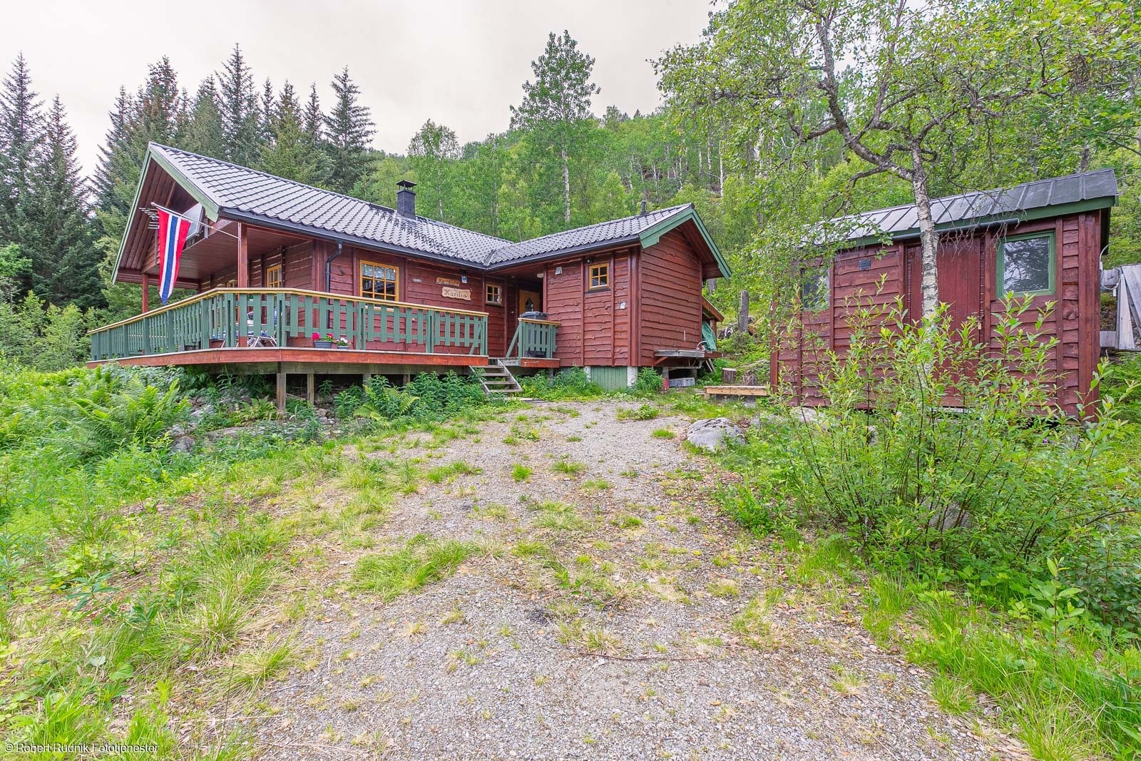 Hytta er fra 2006 og er kledd med lokalskåret villmarkspanel. Galleribilde