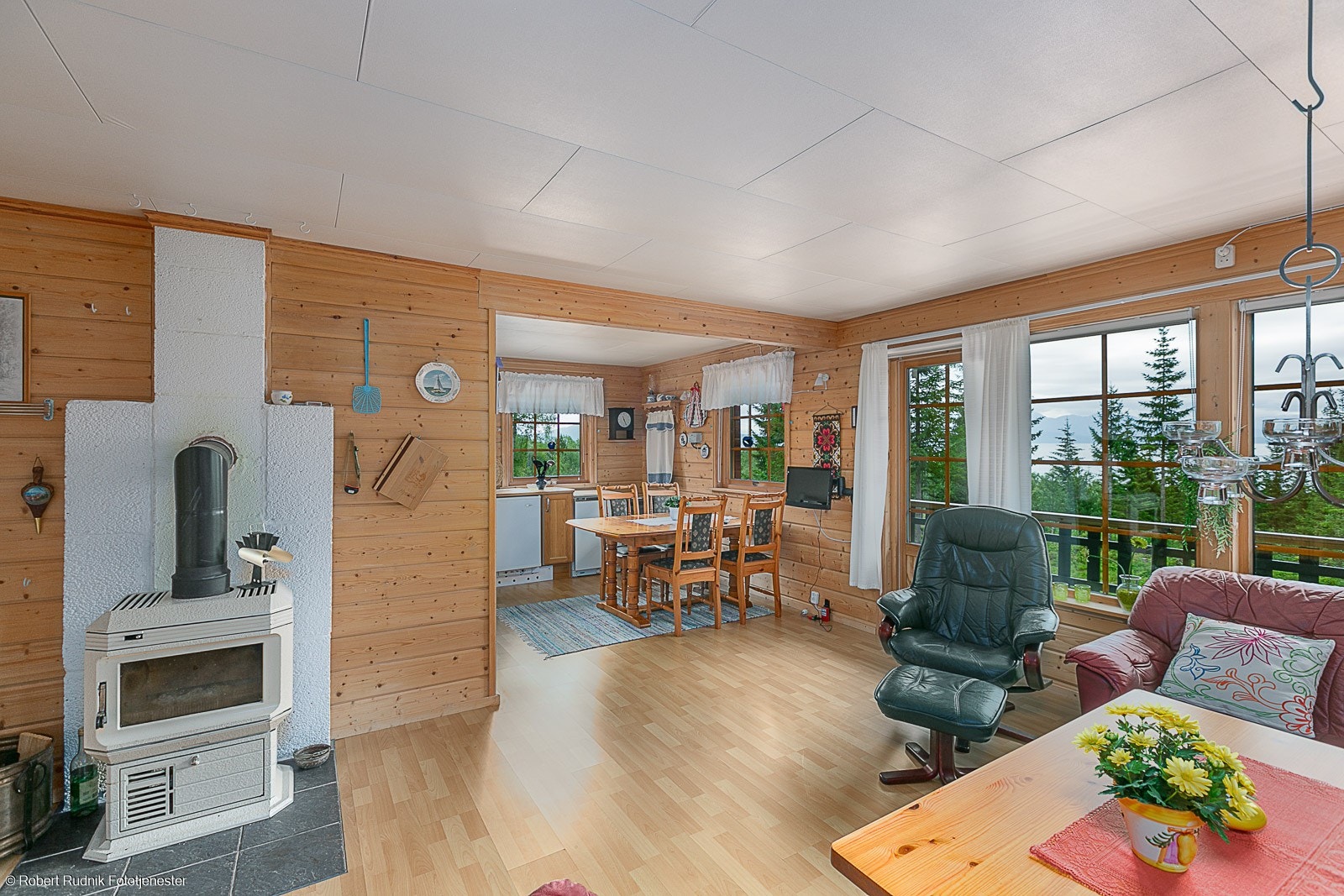 Oppvarming via vedovn i tillegg til varmeaggregat på gass. Galleribilde