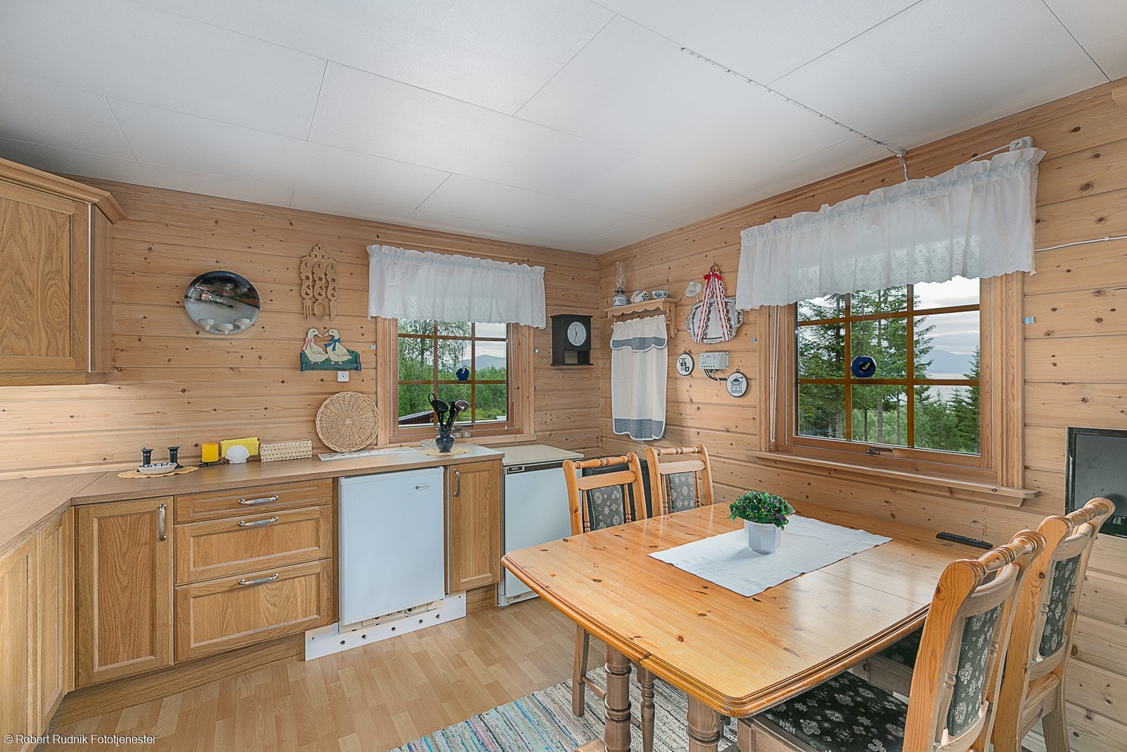 Kjøkken med plass til spisegruppe. Galleribilde