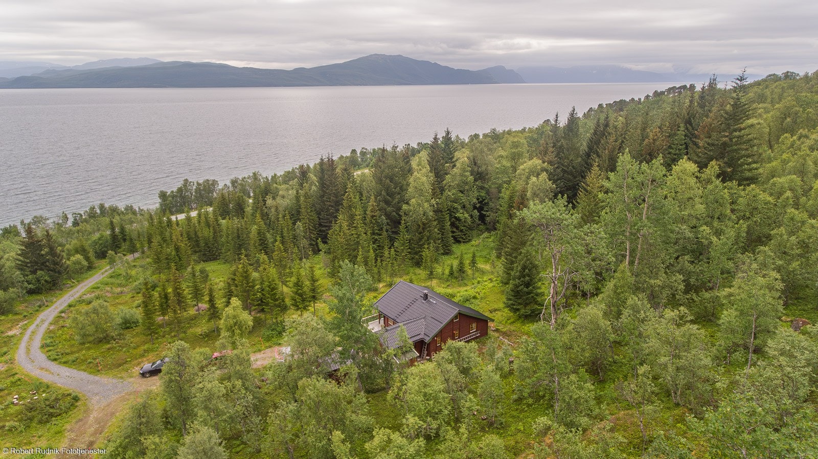 Hytta har enkel fremkomst med bil hele året, samtidig som den ligger skjermet fra hovedvei. Galleribilde