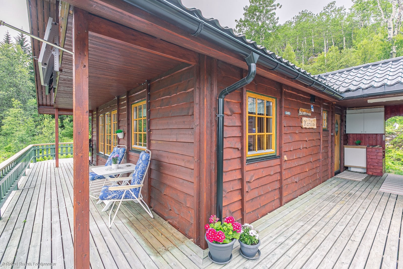 Stor veranda som er delvis overbygget. Galleribilde