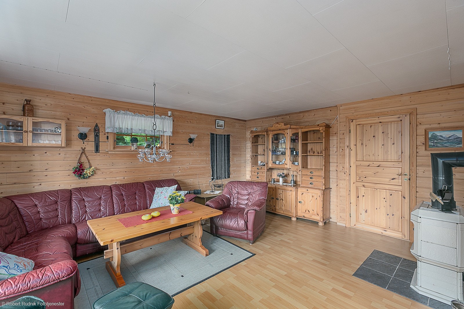 Det er panel på vegger og gulvet er kledd med laminat og belegg. Galleribilde