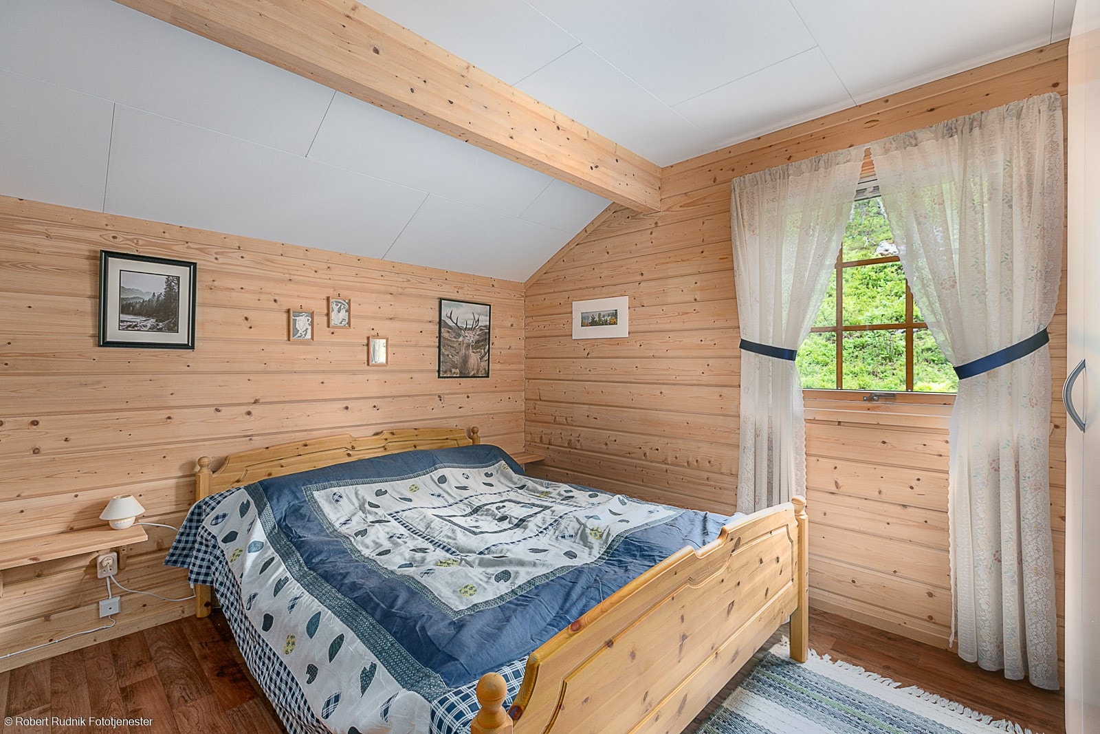 Hovedsoverommet har plass til dobbeltseng og skapoppbevaring. Galleribilde