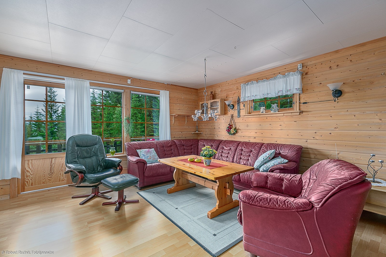 Romslig stue med god plass til møblement og utgang til veranda. Galleribilde