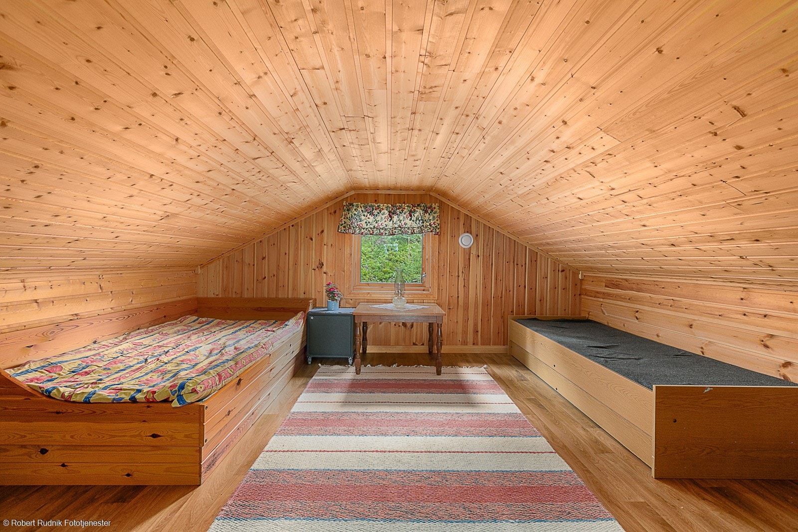 Lukket hems på 30 kvm gulvareal gir ekstra boltreplass. Galleribilde