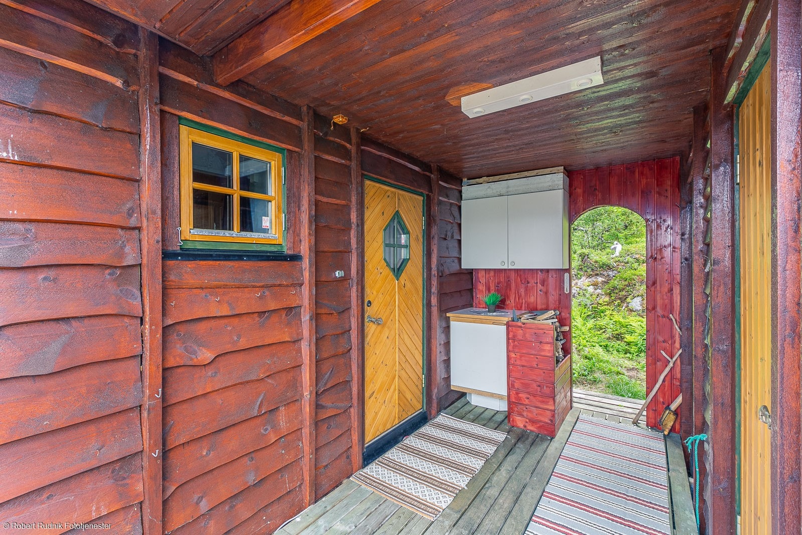 Overbygget inngangsparti og adkomst til bod og toalettrom. Galleribilde