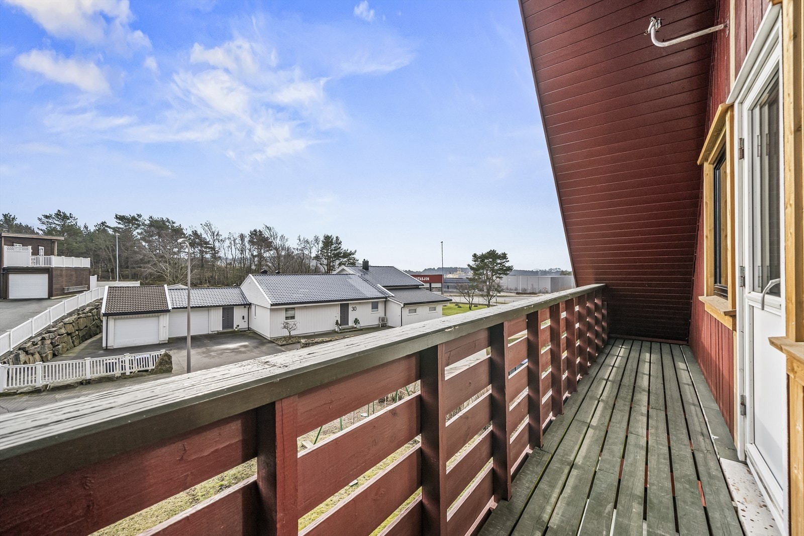 Praktisk luftebalkong med utgang fra hovedsoverom. Galleribilde