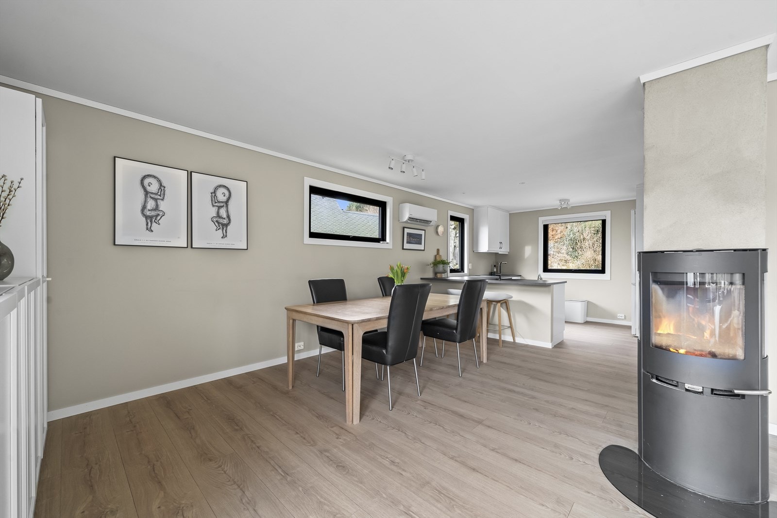 Stuens utforming gjør det mulig å innrede med langbord ved spesielle anledninger. Galleribilde
