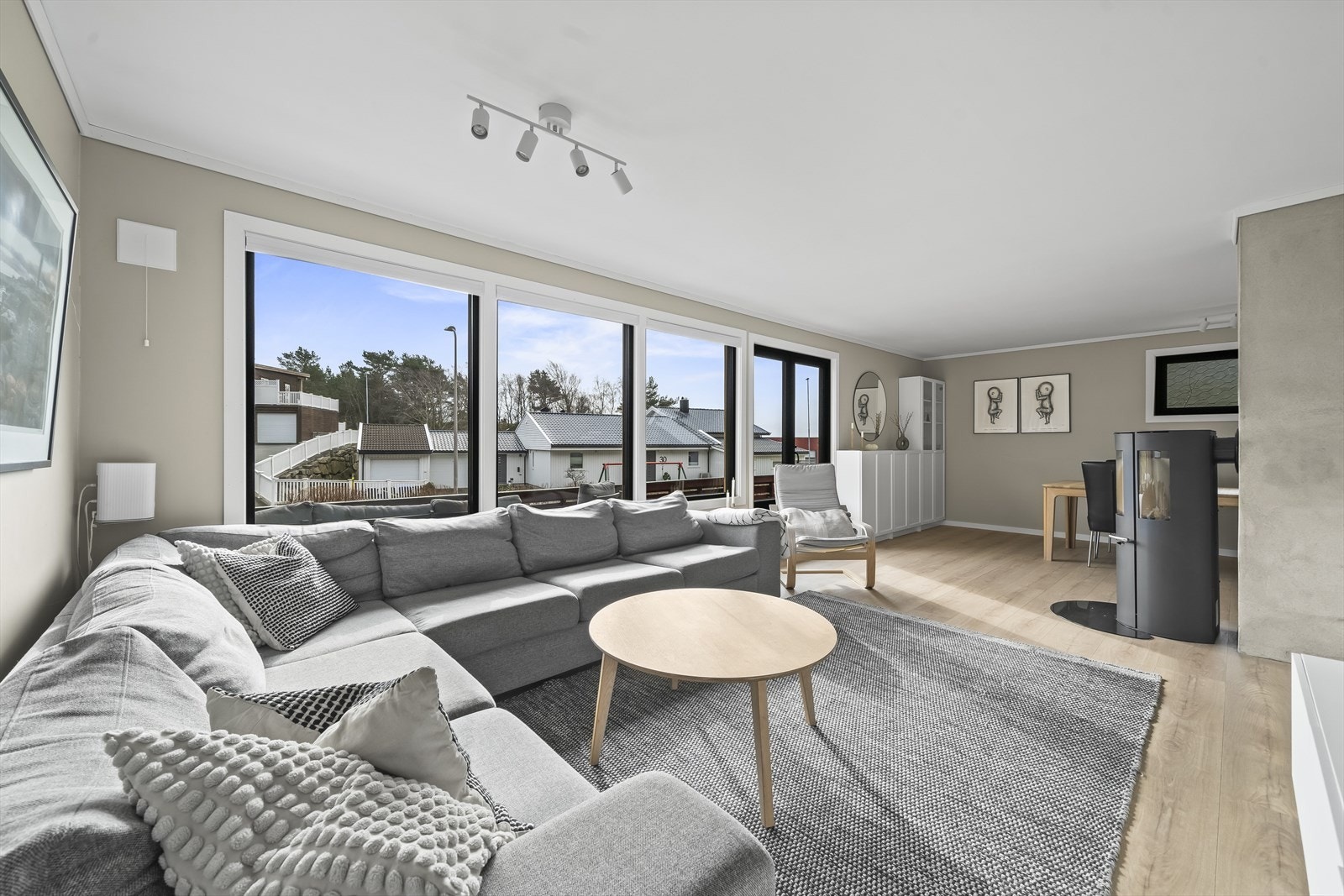Lys og moderne stue med peis og mulighet for innredning i ulike soner. Galleribilde