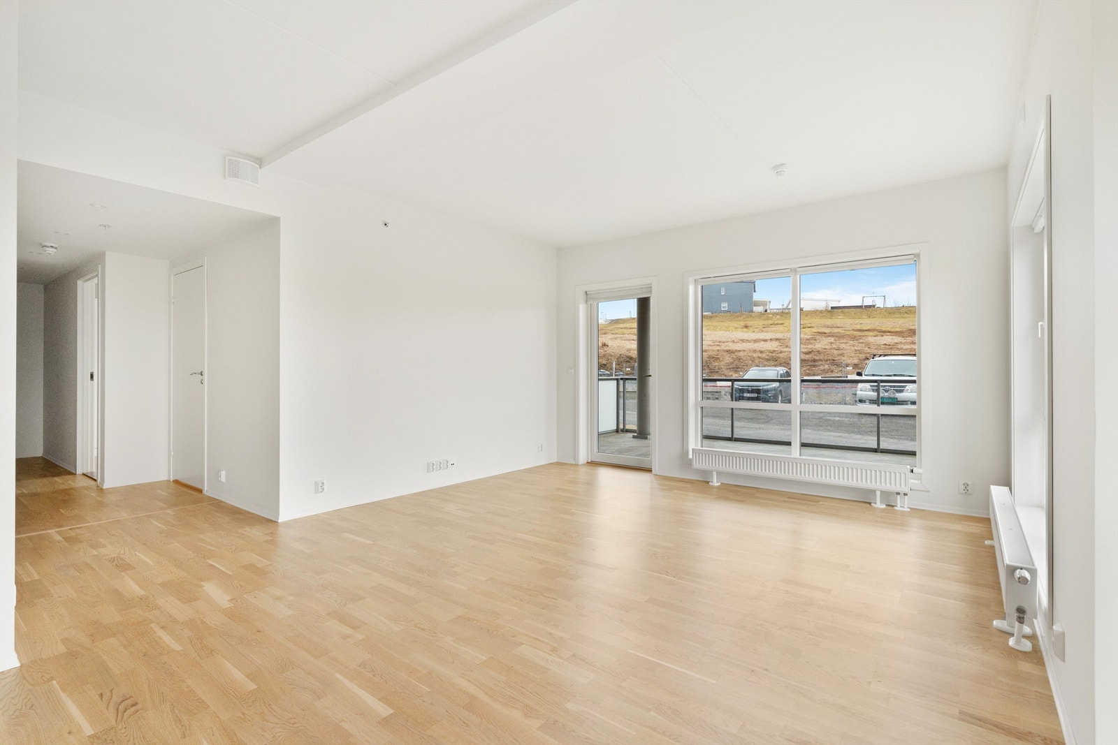 Stuen består av gode og store vindusflater ut mot terrassen og i resten av stuen. Det er plass til sittegruppe i en del av stuen. Galleribilde