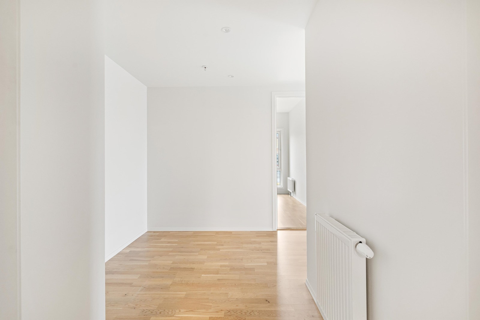 Leiligheten har enkel tilgang i første etasje med heis til kjelleretasjen hvor det er oppvarmet garasje, hvor leilighetseier disponerer en parkeringsplass med bod. Galleribilde