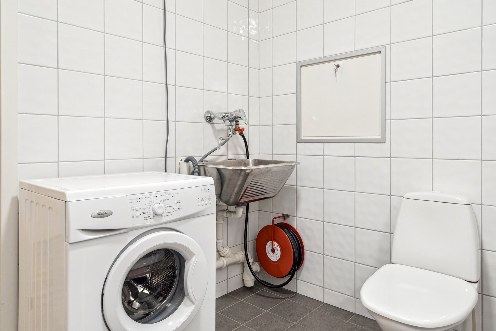 Opplegg for vaskemaskin på bad og montert utslagsvask Galleribilde