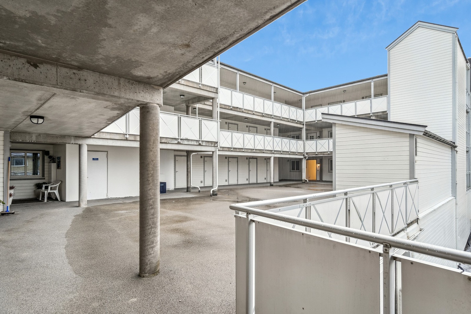 Overbygd inngangsparti er praktisk på vinterstid og dager med dårlig vær Galleribilde