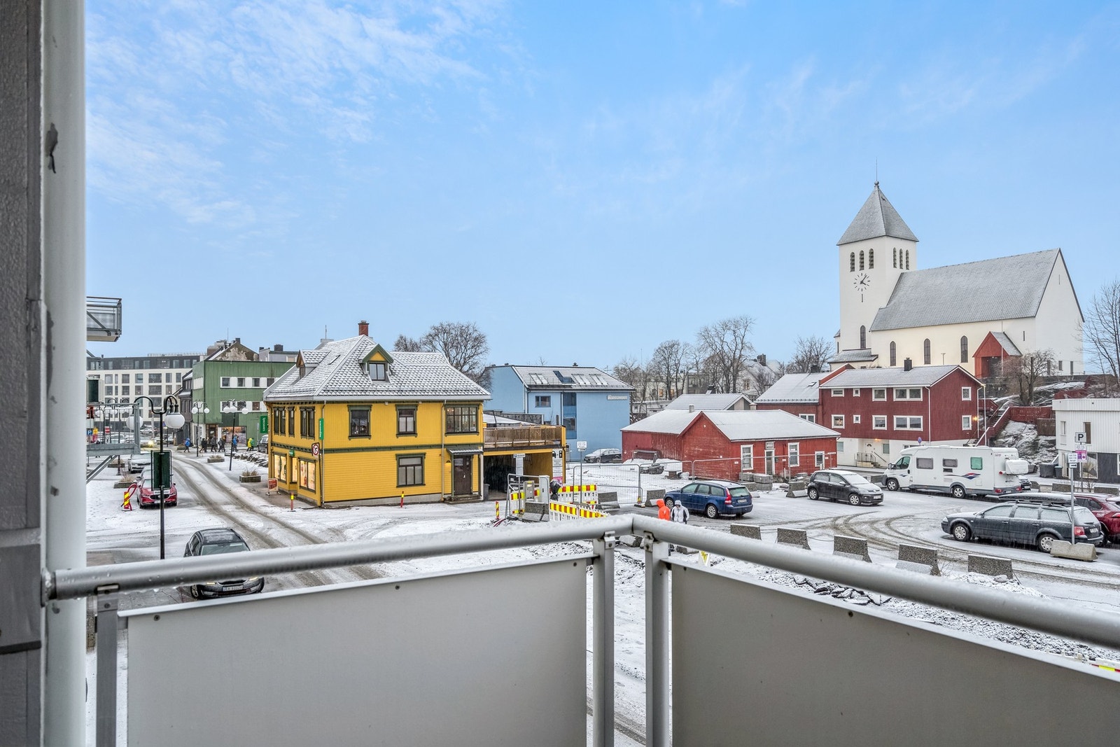 Luftig og langstrakt utsikt fra balkongen med ettermiddag og kveldssol. Galleribilde