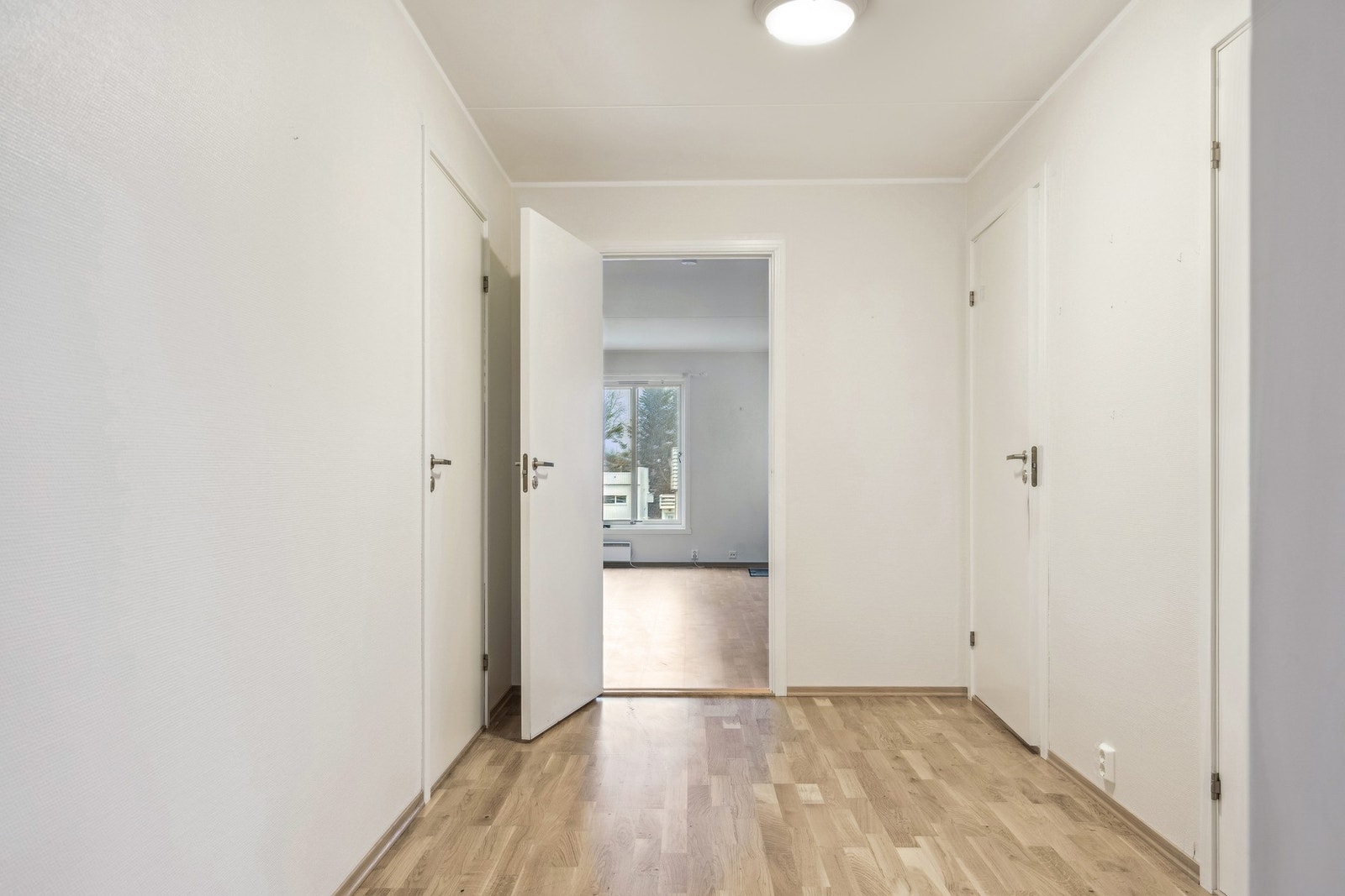 Fra entréen er det stue rett fram, soverom på hver side og bad framme til høyre. Galleribilde