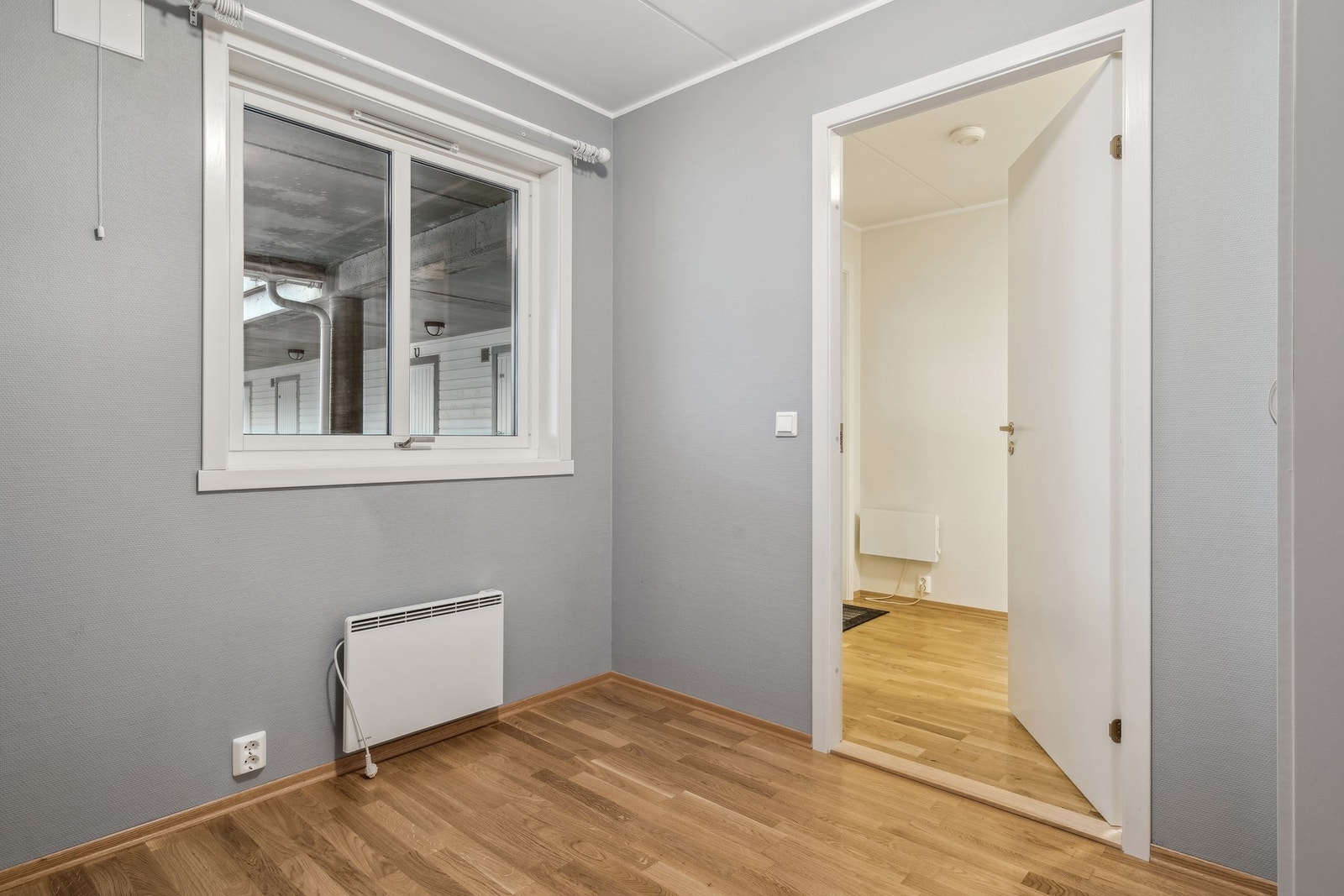 Fra entréen kommer man inn til begge soverommene. På dette er det plass til liten garderobe og seng. Galleribilde