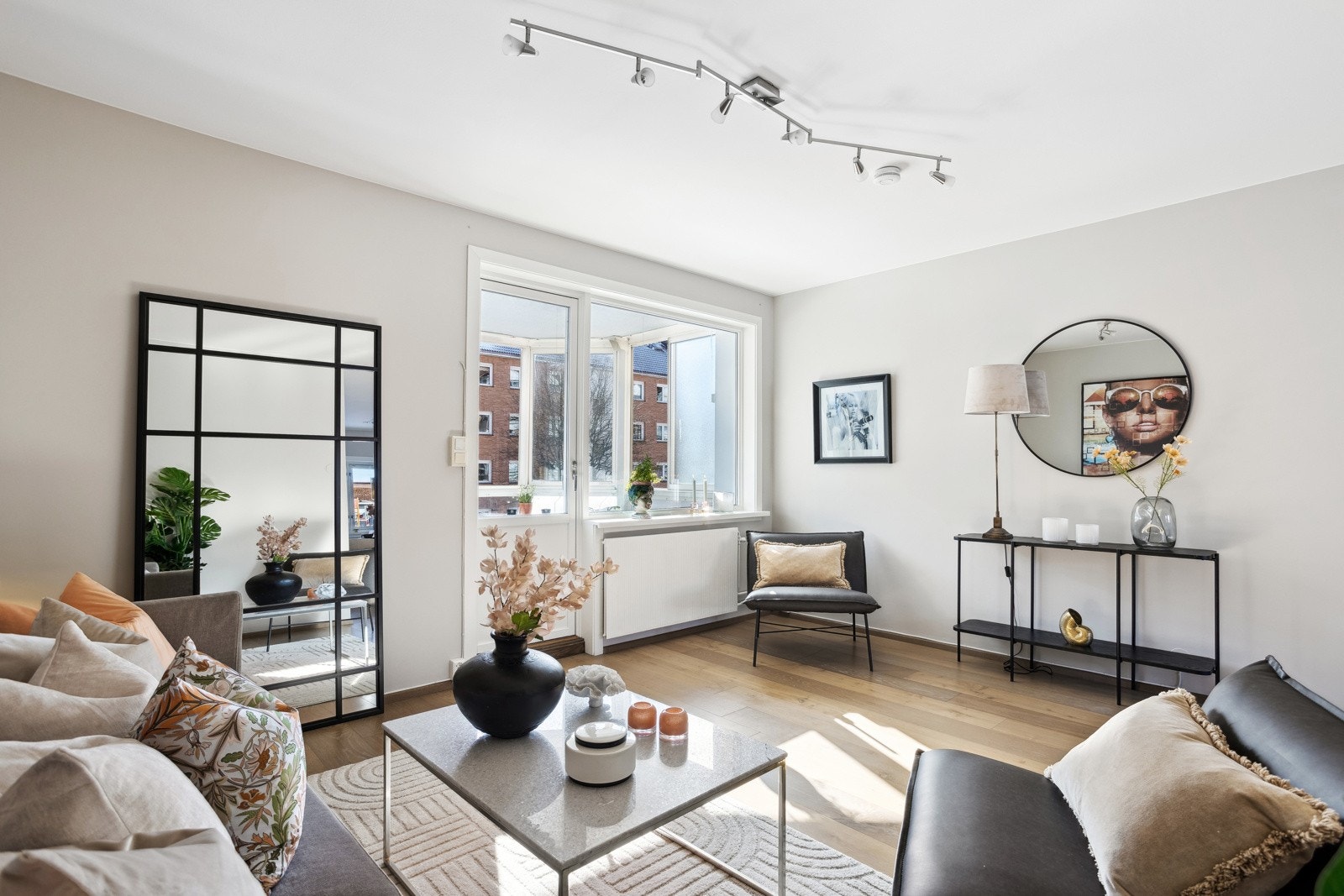 Romslig stue med store vindusflater som gir godt med naturlig lys. Galleribilde