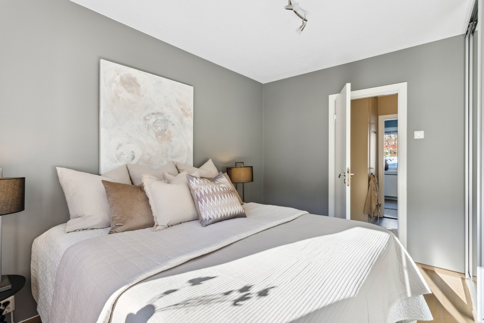 Romslig soverom med god plass til dobbeltseng og nattbord. Delikat malte veggflater. Galleribilde