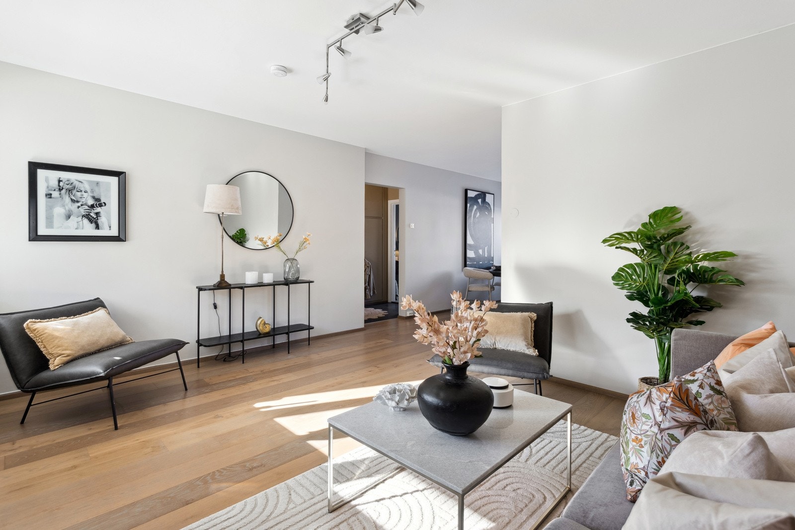 Lys stue med god plass til sofagruppe, mediemøblement og spisebord. Galleribilde