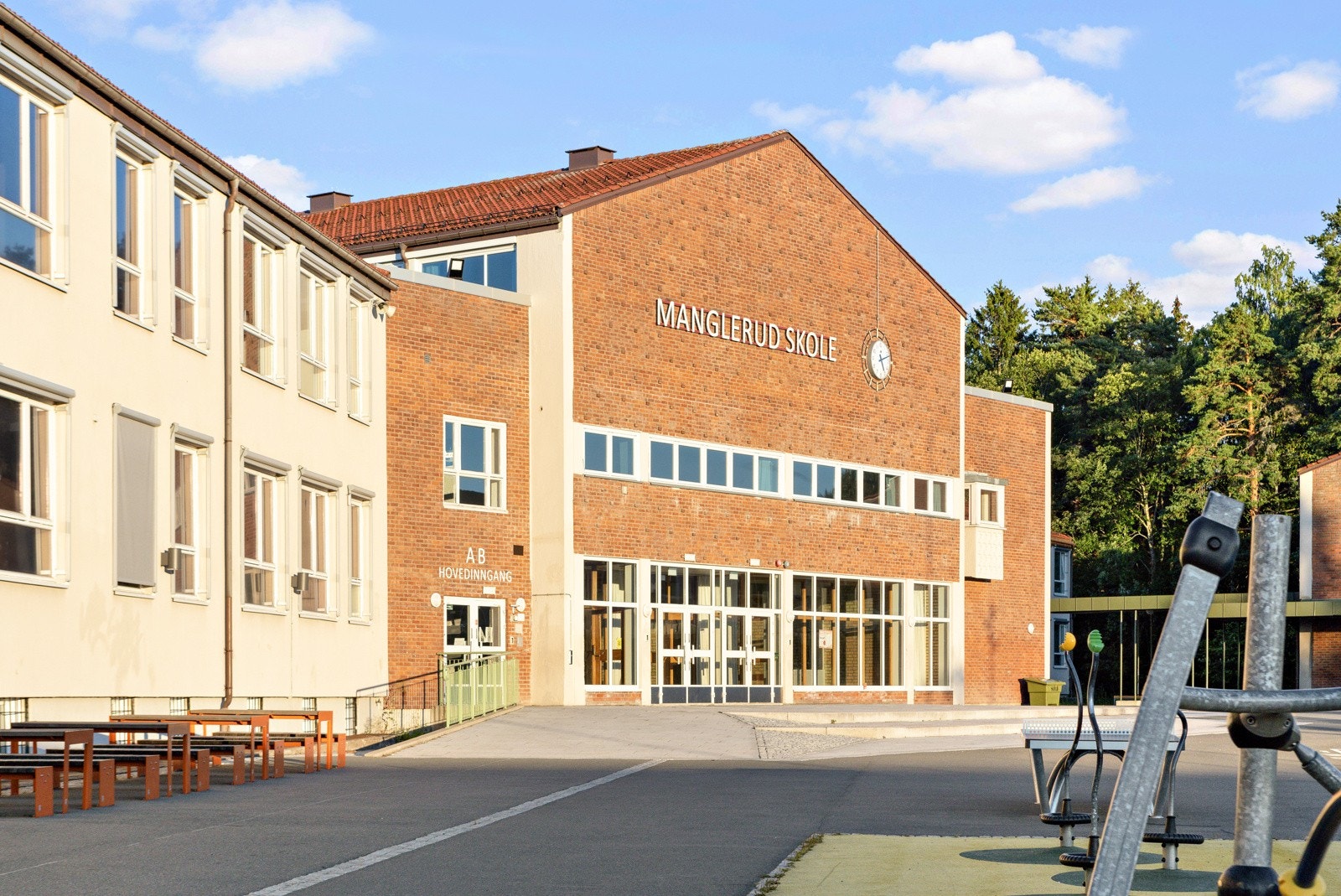 Manglerud Skole ligger bare en kort spasertur unna leiligheten. Skolegang for barn fra 1.-10. trinn Galleribilde