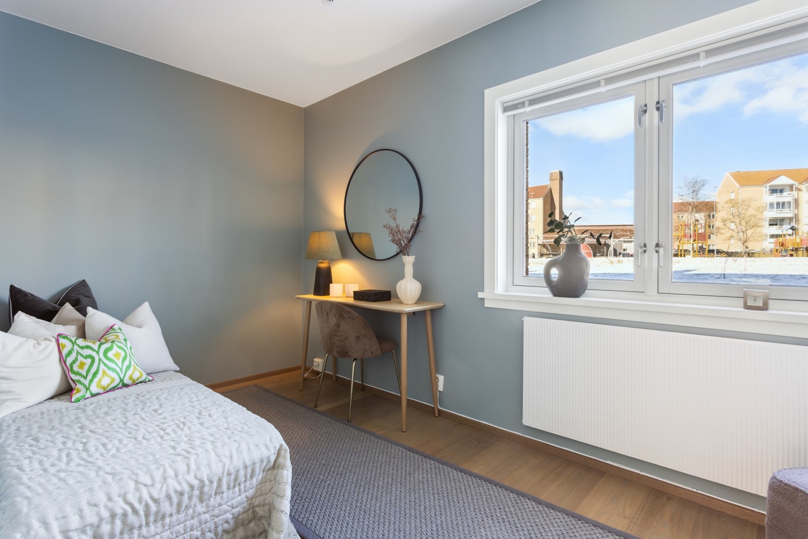 Soverom 2 er av god størrelse. Her har du plass til seng, nattbord og diverse møbler. Galleribilde