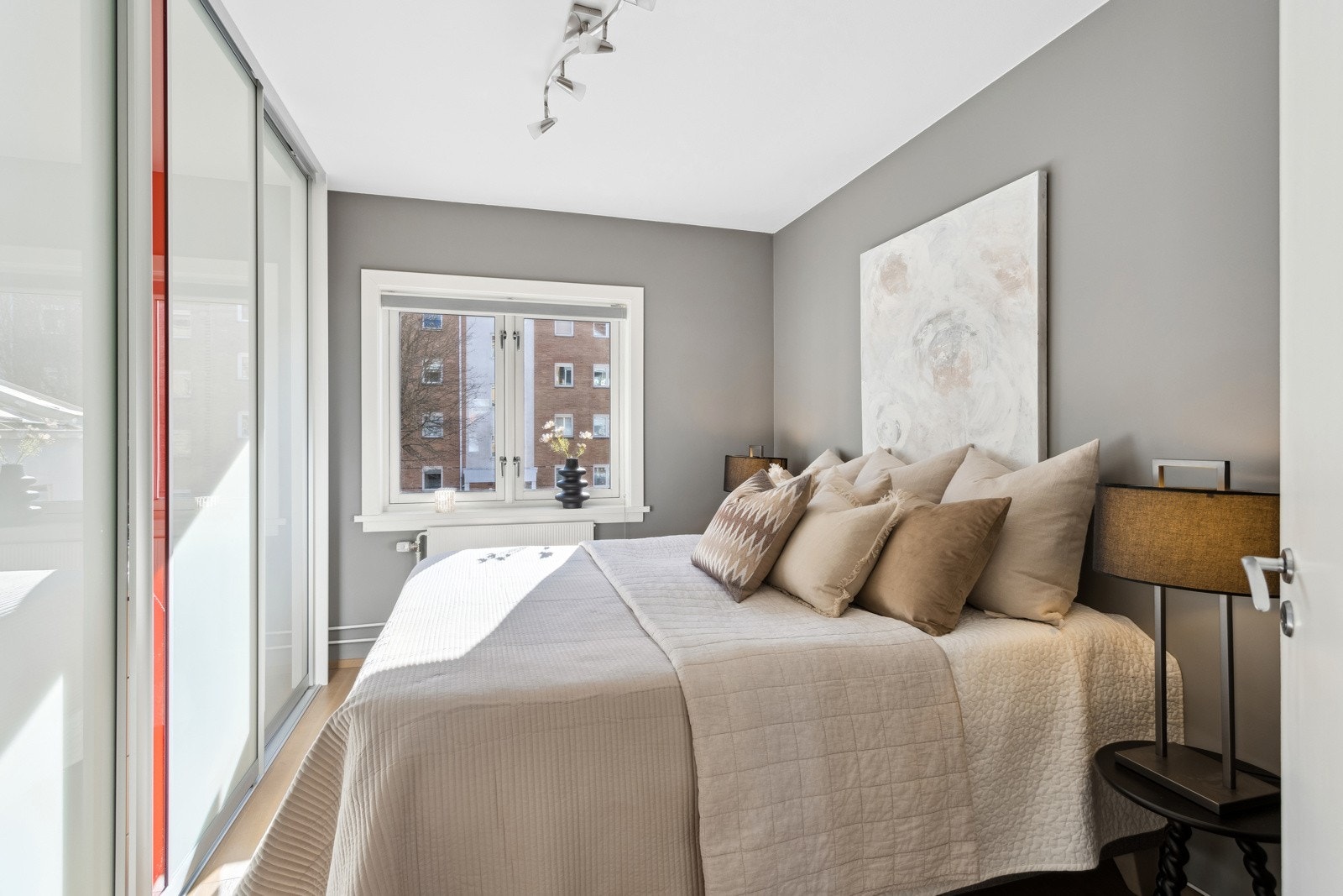 Hovedsoverommet er utstyrt med en stor skyvedørsgarderobe med glassfronter. Galleribilde