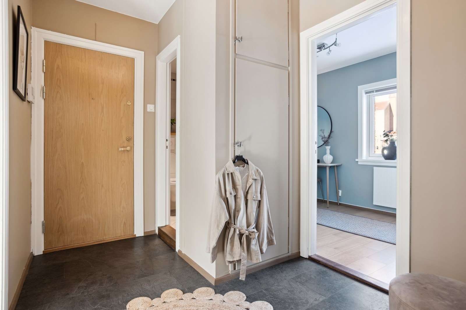 Innbydende entré med god plass til å henge fra seg yttertøy og sette fra seg sko. Praktisk innvendig bod/kott. Galleribilde