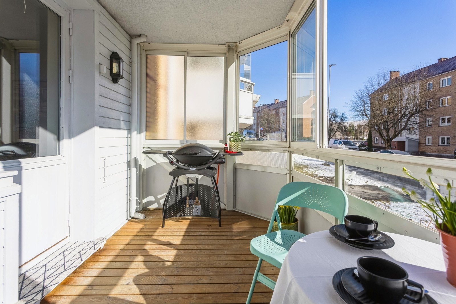 Stor og fin sydøstvendt balkong på 7 kvm. Innglassingen kan åpnes og skyves til side for en luftig atmosfære. Galleribilde