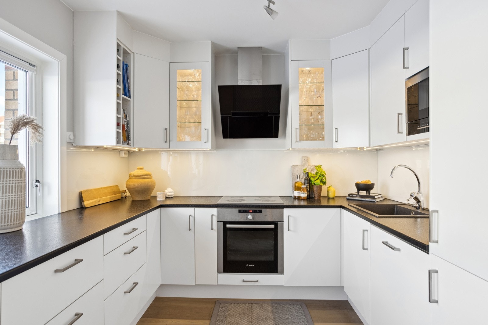 Kjøkkenet har flere moderne løsninger og integrerte hvitevarer. Galleribilde