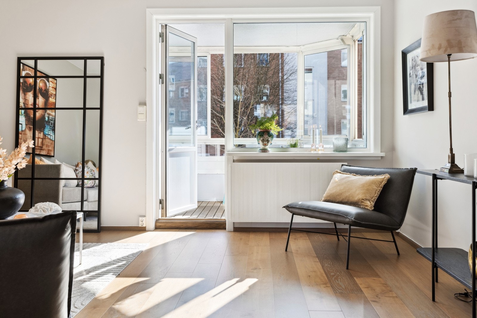 Fra stuen har du en utgang til en solrik innglasset balkong. Balkongen virker som en forlengelse av stuen på sommerhalvåret. Galleribilde