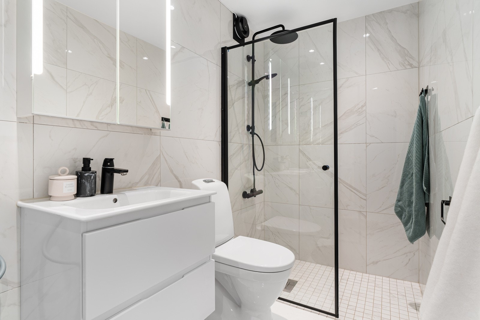 Badet, som var nytt i 2021, er innredet med lyse, stilrene fliser for et rent og luksuriøst uttrykk. Galleribilde