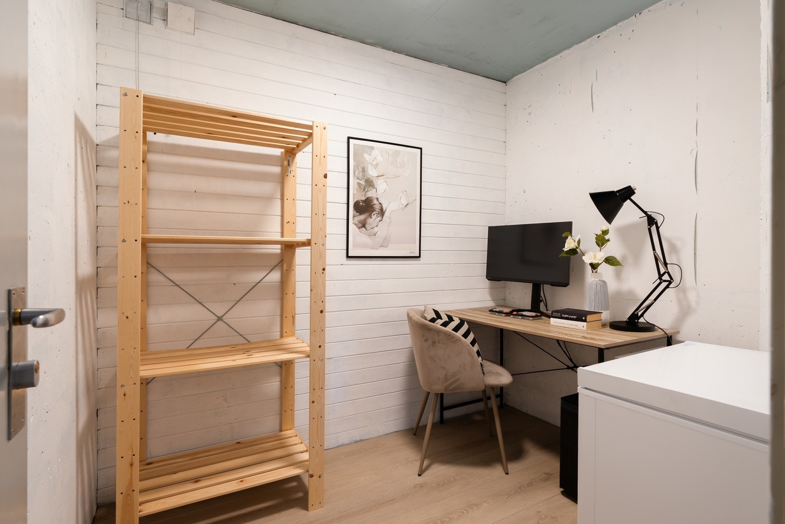 Andelen disponerer 15 kvm med bodareal fordelt på 2 boder, en i samme etasje og en i kjeller. Dagens eiere har benyttet boden i samme etg. som hjemmekontor. Galleribilde