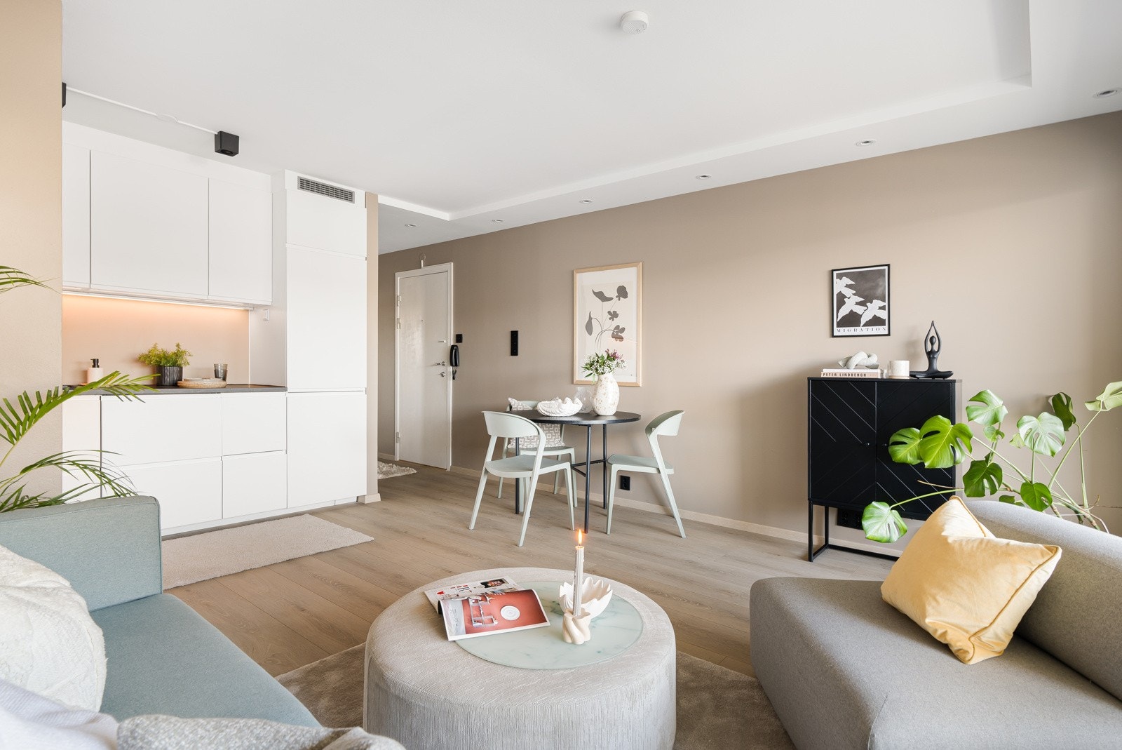Det er lagt nydelig 1-stavs gulv som strekker seg sømløst gjennom alle oppholdsrom. Interiøret er moderne med nøytrale fargevalg på vegger, utstrakt bruk av downlights og sorte detaljer. Galleribilde